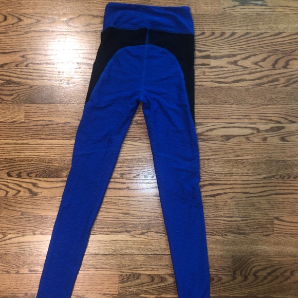 3-D texture leggings with side pockets - Picture 3 of 5